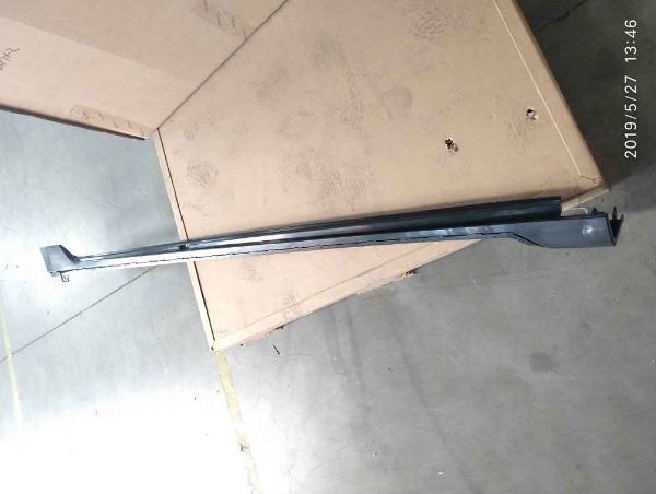 Geometria Geely Um plástico preto e aço inoxidável podem decorar o limiar externo do veículo.