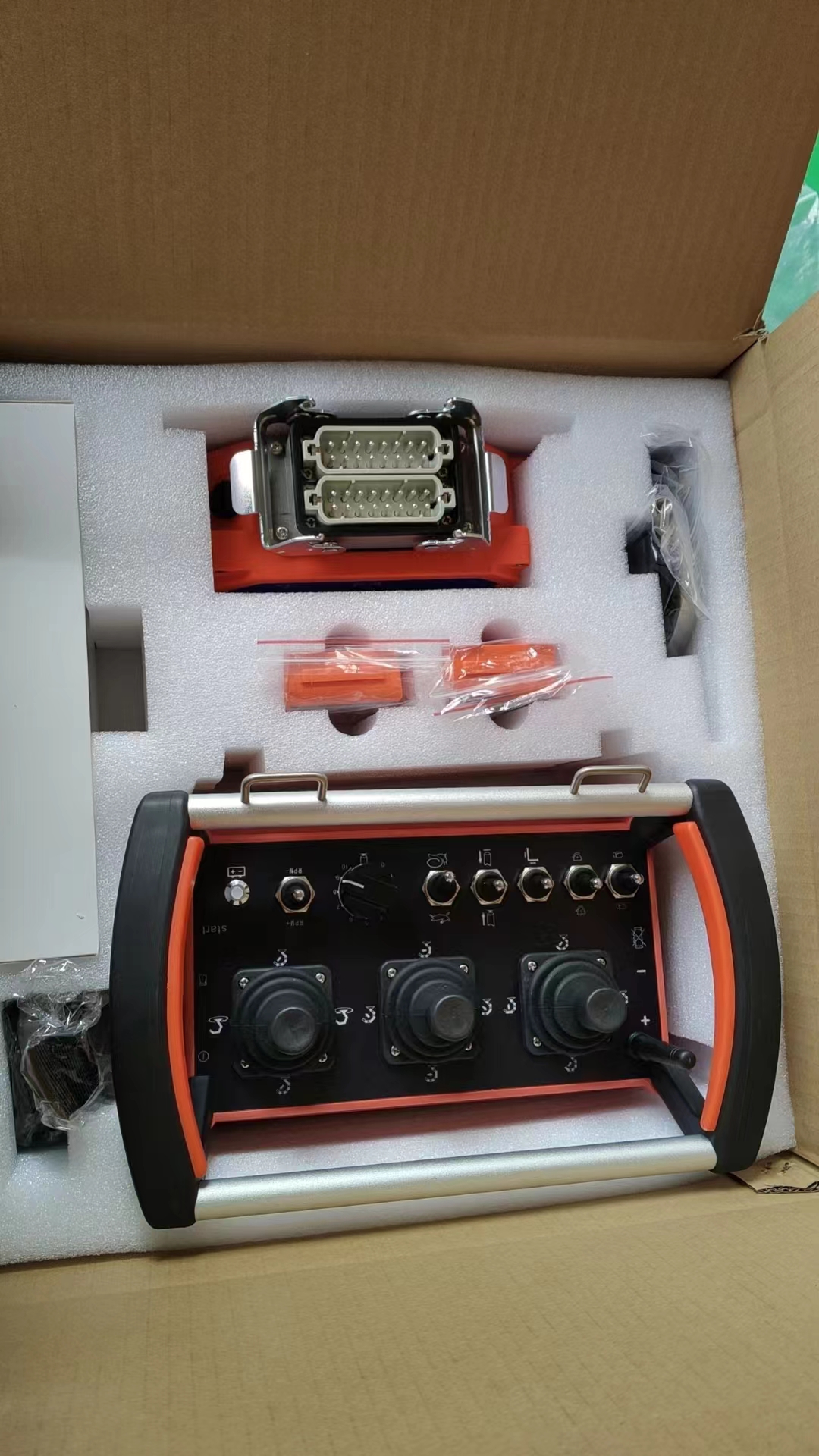 Export High Quality OEM HBC Radiomatic 735 Putzmeister KCP Concrete Pump Trucks Joystick Switch Remote Control China Hunan