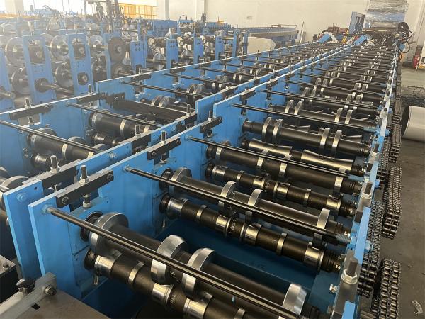 Máquina de moldagem de rolos de teto de quatro fileiras com rolos GCR15 com motor hidráulico de 5,5 kW
