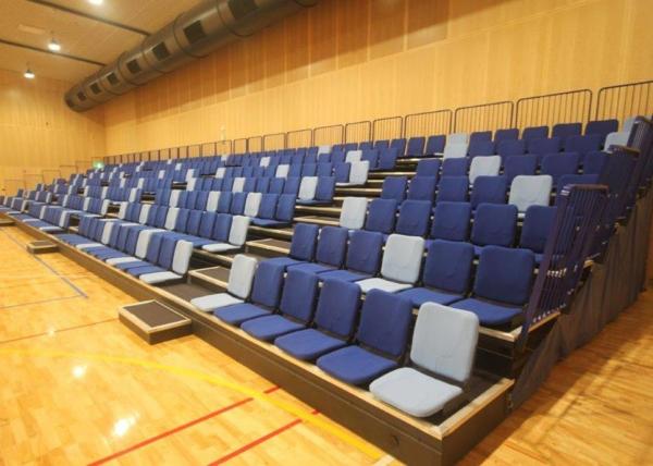 Les grandins escamotables de gymnase d'anti contreplaqué de glissement tapissés posent la base/dossier