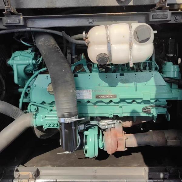 Excavadora Volvo EC240 de 24 toneladas en buen estado de uso y de color original