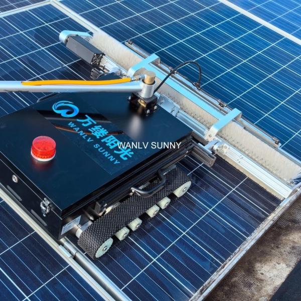 Contrôle du moteur en courant continu Voyage et rotation de la brosse 1100 mm Largeur du panneau solaire Robot de nettoyage