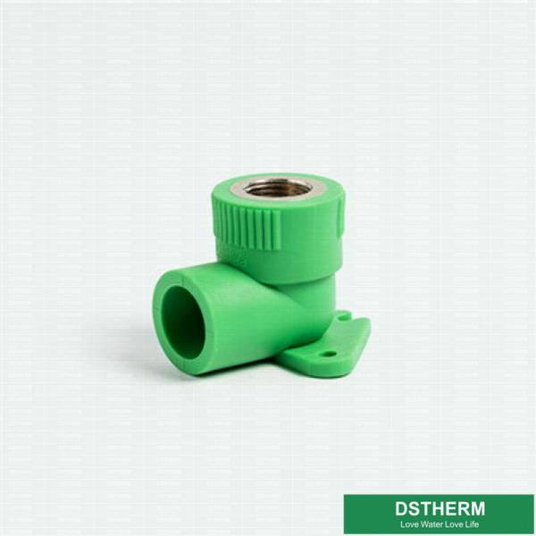 Parede verde o homem chapeado rosqueou os encaixes de tubulação de Ppr do cotovelo