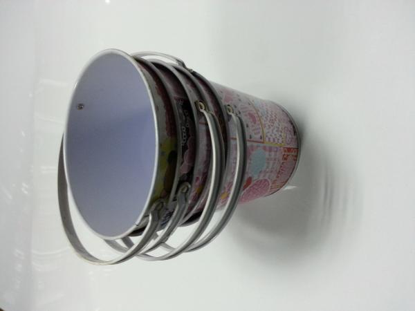 Cubeta reciclável da lata do metal com punho e pontos brancos no corpo, cor sólida para dentro