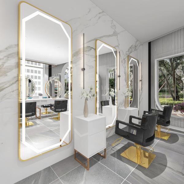 El aluminio de los muebles del marco del espejo perfila los accesorios de la barbería