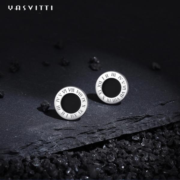 Нержавеющая сталь вокруг черных покрытых эмалью римских номеров обивает серьги
