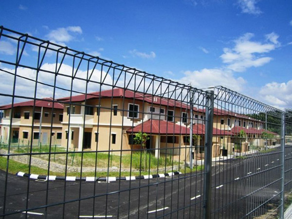 Cerca de doblez de acero del top del rollo del negro del triángulo galvanizada sumergida en caliente