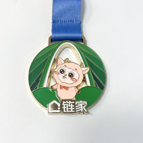 A metal medal themed around Kuromi, a medal that exudes a feminine charm