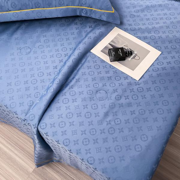 Comfortable and Breathable 200TC Satin Jacquard Quilt Set for Cool Summer Nights