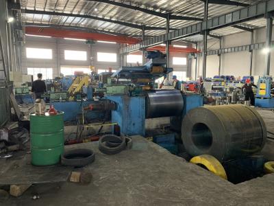 A máquina de corte automática da tira de aço grossa média para o corte automático laminado da bobina de aço opera-se do equipamento