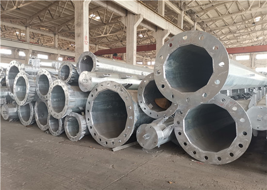 Poste eléctrico de acero cónico galvanizado con la línea de transmisión del letrero 110KV