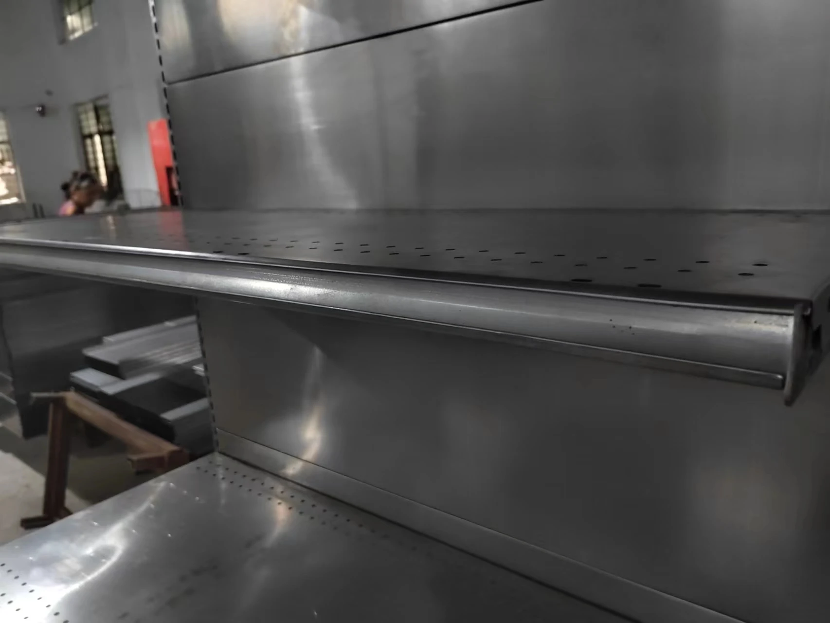 Fabrica tamaño de color personalizado metal estanterías de una sola cara de tiendas por departamentos negro estanterías de tiendas