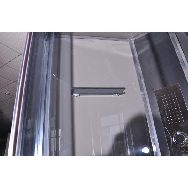 Темные кабины ливня квадранта профилей серого цвета, изогнутые угловойые блоки ливня