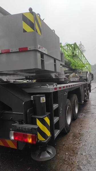 Industrial Hydraulic Telescopic Boom Truck Heavy Lifting Equipment 13700kg
