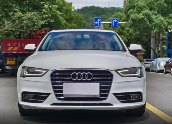 2015 Audi Of A4L Sedan Gás gasolina 2.0T 180PS L4 132kW/320Nm R19 Luxury Dynamic Modelo LHD Carro usado