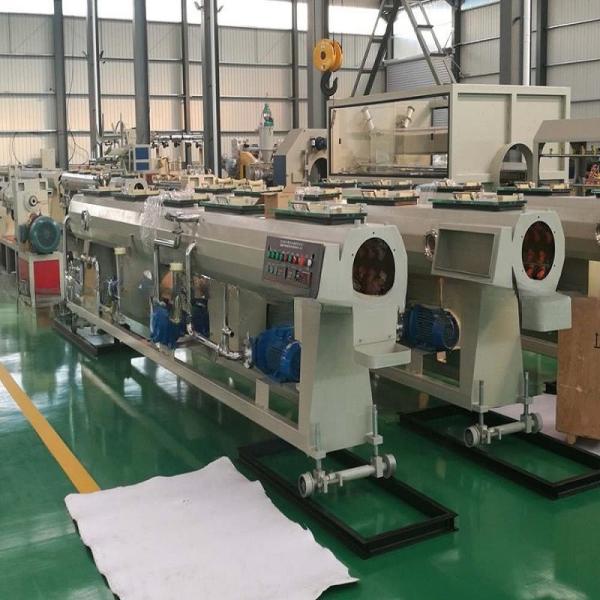 Machine de moulage par extrusion de tubes en PEHD avec structure à vis profonde
