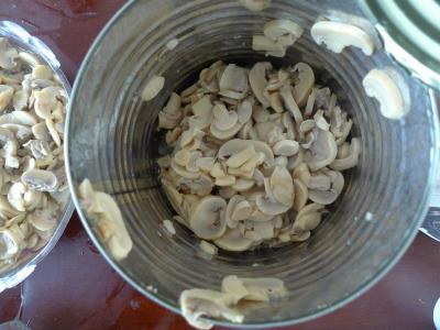 Les diverses caractéristiques ont mis en boîte les champignons coupés en tranches