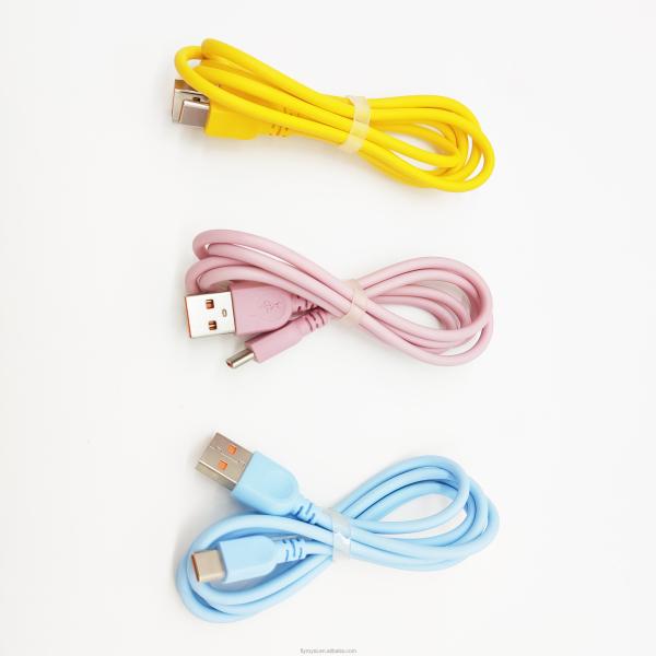 C. Cabos USB. USB A macho para tipo C. Cable macho para telefone celular.