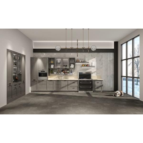 Armoire de cuisine en acier inoxydable gris clair à ligne unique avec panneaux texturés en bois