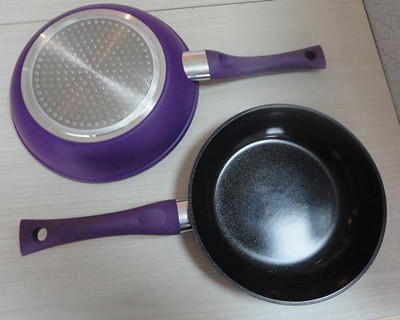 Сковорода пурпура 24км Нонстик алюминиевая с ручкой бакелита