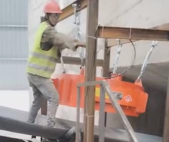 Largeur de ceinture≤1200mm Électromagnétique élimineur de fer avec champ magnétique profond et hauteur de suspension≤550mm