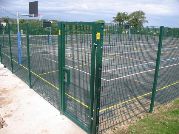 Sleek Tubular Steel Fence Enhances Curb Appeal