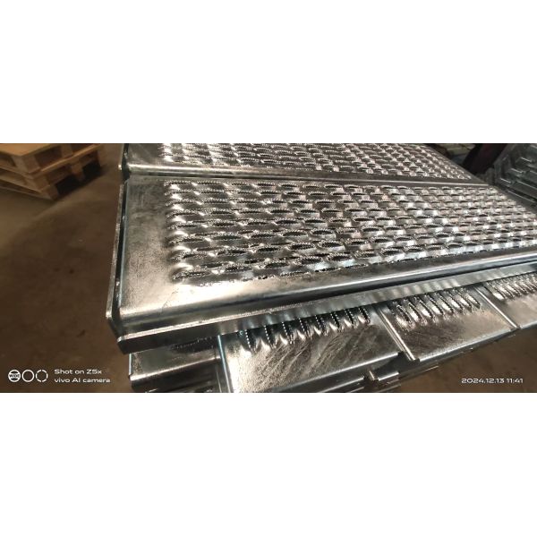 Traction Aluminum Bar Galvanized Steel Grating Stair Treads , Perforated Grip Strut Treads