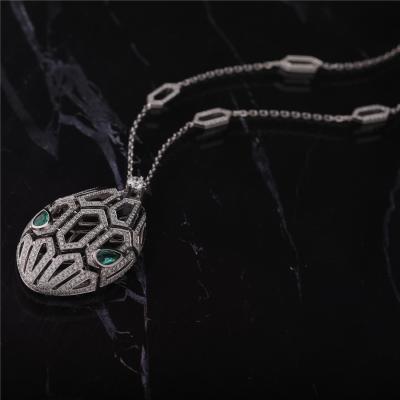 Colar luxuosa de Itália Serpenti no grupo do ouro 18K branco com Emerald Eyes e com os diamantes do pavé na corrente e na cabeça