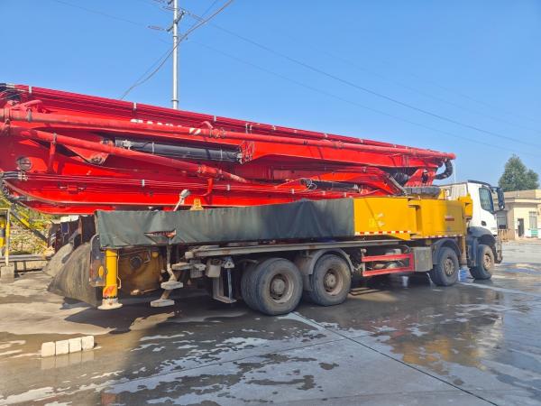 56m Benz Chassis Béton Pump Truck avec 5 sections Boom et Confortable conduite placement de la pompe à béton boom