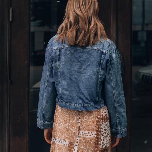 Фабрика OEM-производитель Изготовленный на заказ логотип на пуговицах Рваная джинсовая куртка с потертостями