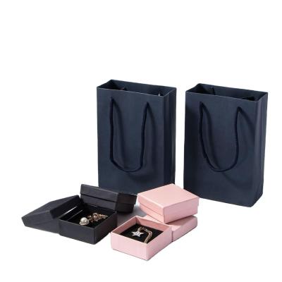 Boas bolsas de papel de luxo para roupas de vestuário feitos à mão e pedidos personalizados aceitos