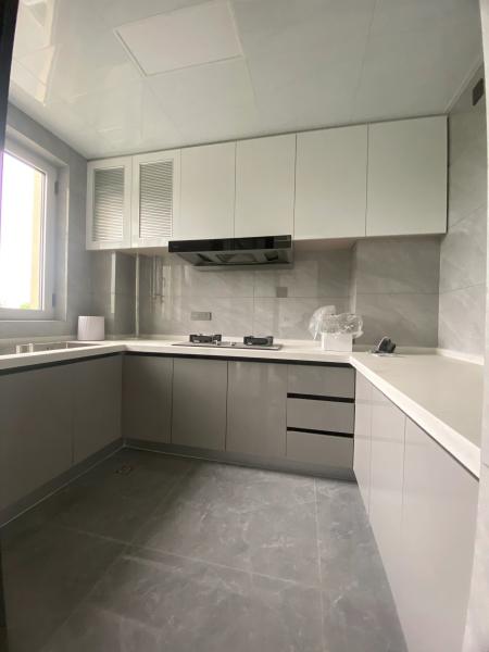 Armoire de cuisine moderne avec design personnalisable en contreplaqué mélaminé