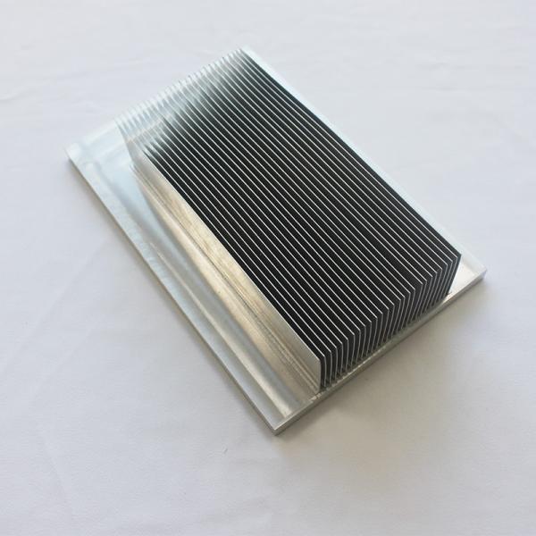 Al6063 que anodiza o dissipador de calor raspado dobrado natural da aleta com 16 pés