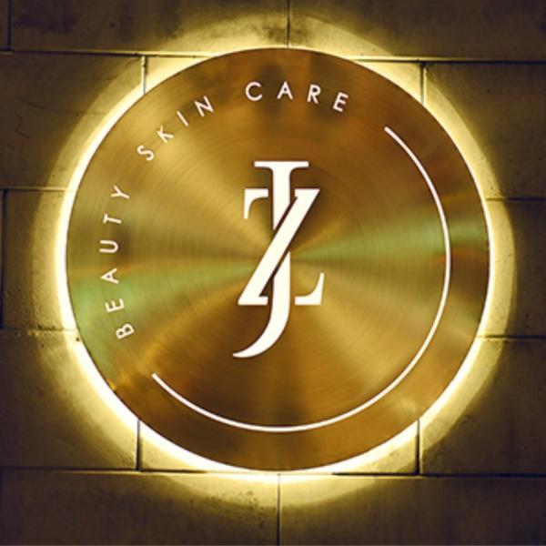 Логотип приведенный кругом света нержавеющей стали металла коробки изготовленный на заказ 3d загорелся