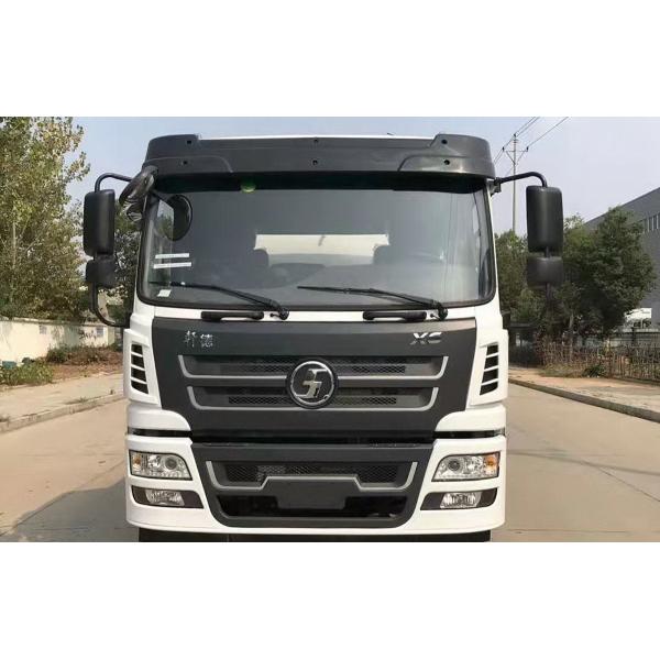 Combinar caminhões de água, limpadores de ruas chineses e caminhões de limpeza de ruas