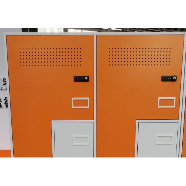 Le revêtement L de poudre forment deux casiers en acier de porte du ton 4 pour l'école de bureau