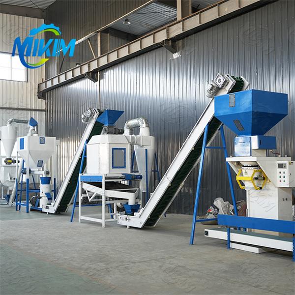 Ligne de production de granulés d'aliments pour animaux de ferme entièrement automatique et efficace pour le bétail et la volaille