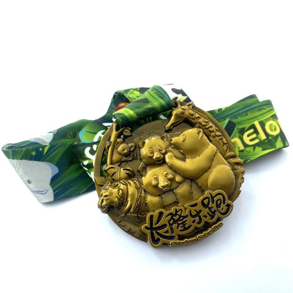 Старинный золотой медаль на тематику животных