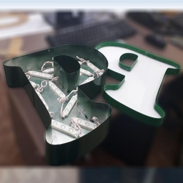 Arrow Shape Yellow Color Plastic Aluminum Trim Cap Covering 1 Inch Good Flexibility