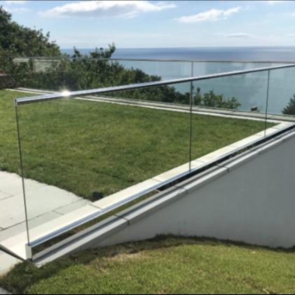 Stable Tempered Glass Balcony Balustrade Glass U Channel System With Aluminum Handrail