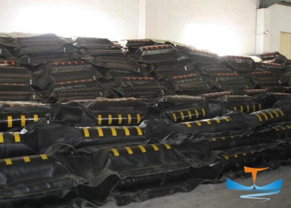Black Rubber Oil Containment Boom Customized Size High Strength Nylon Canvas