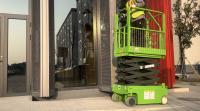 MINI SCISSOR LIFT con altura de plataforma de 3,9M y capacidad de carga de 240KG para almacén