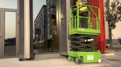 MINI SCISSOR LIFT com 3,9M altura de plataforma e 240KG capacidade de carga para armazém