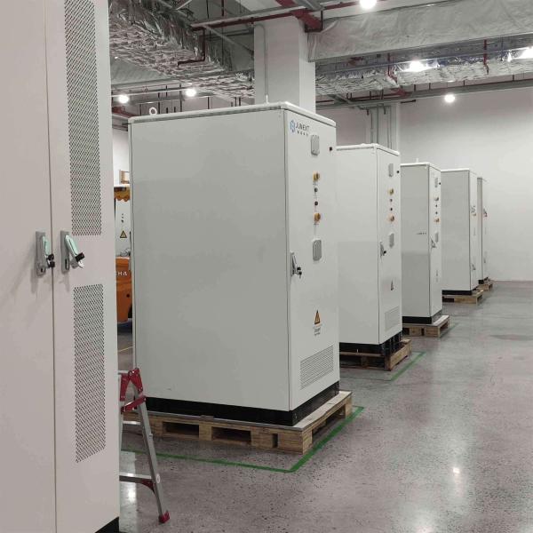 Almacenamiento de energía para escenas exteriores IP65 inteligente 730V 200KWh Sistema de refrigeración líquida para batería