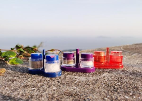 Des mélangeurs d'arômes en plastique à usage unique avec du sel et du poivre noir à l'intérieur préemballés polyvalents, jetables