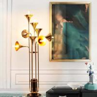 El cuerno retro de la sala de estar del instrumento de la lámpara de pie del oro forma las lámparas llevadas