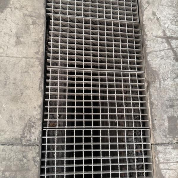 Industrial Metal Grid Grating With 40mm Earing Bar Pitch And Polished Surface Finish
