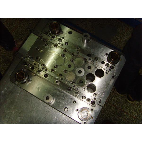 Matrices d'estampillage des véhicules à moteur progressives ajustant l'acier inoxydable des joints 317 d'entretoise