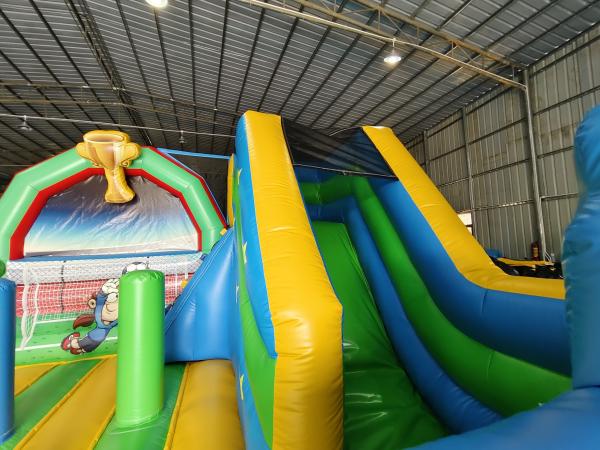Jogos infláveis de PVC para crianças com campo de jogos de futebol