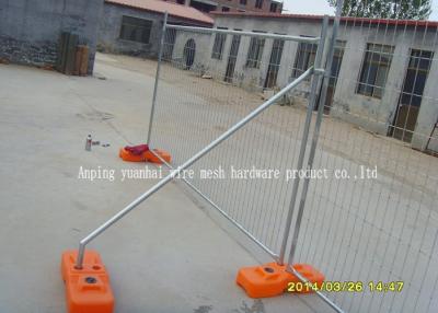 Malha provisória da construção removível que cerca o quadro galvanizado das tubulações de aço